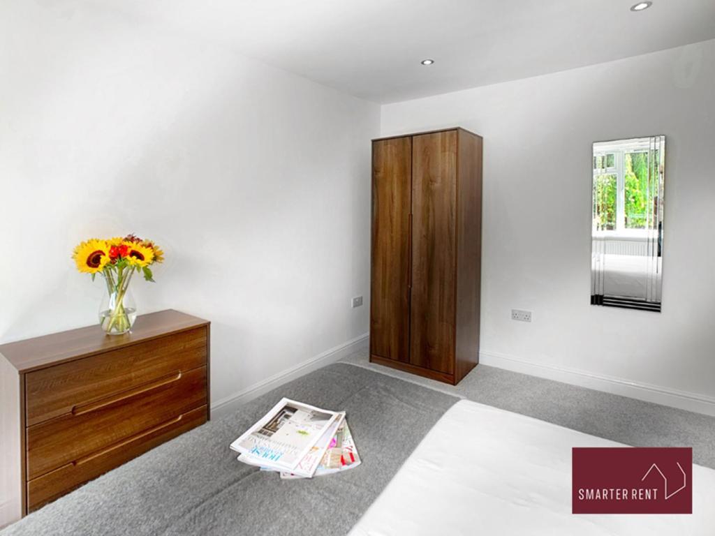 Sunninghill Village - 2 Bed - Parking And Garden 阿斯科特 外观 照片