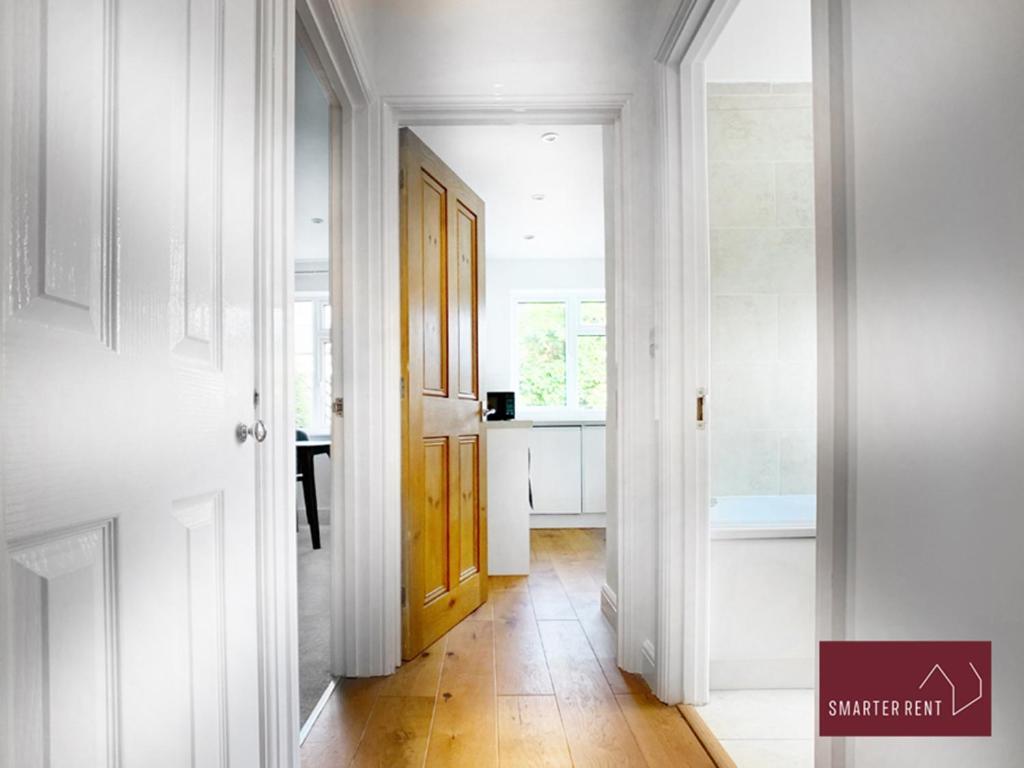 Sunninghill Village - 2 Bed - Parking And Garden 阿斯科特 外观 照片