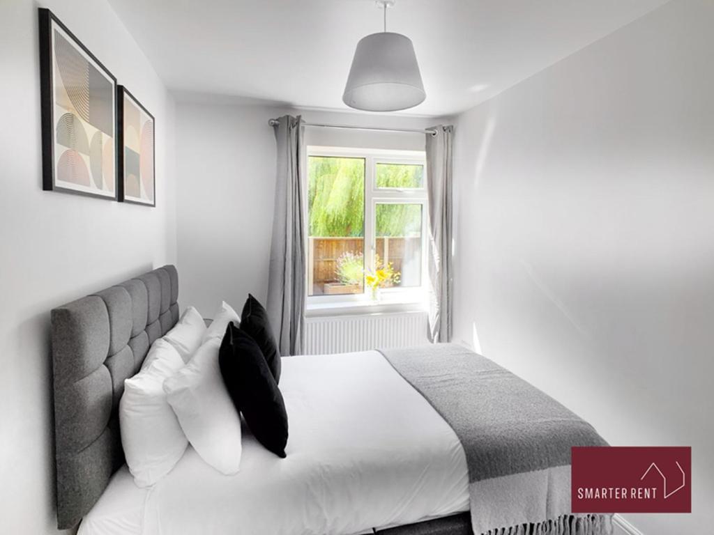Sunninghill Village - 2 Bed - Parking And Garden 阿斯科特 外观 照片
